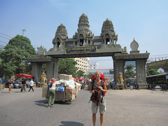 Annette an der kambotschanisch-thailaendischen Grenze...im Hintergrund die Tempel von Angkor 