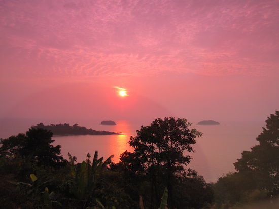 und durch meine Sonnenbrille aus gesehen bekommt der Sonnenuntergang gleich mal eine andere Farbe ...ein bisschen wie unter Drogen, oder?