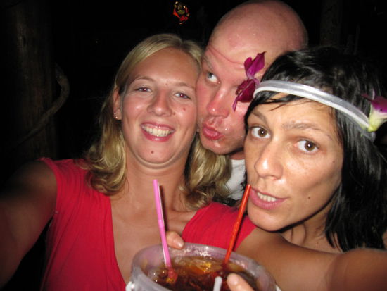 Annette, T-o-e und Moni beim Buckettrinken 