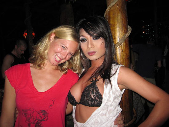 und ab und zu trifft man dann in Thailand auf solche Menschen...hihi, eigentlich trifft man nicht ab und zu auf sie sondern staendig: Landyboys in Thailand