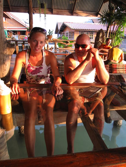 hier sind wir in einer lustigen Bar in Bang Bao gelandet: Glastische und man konnte durch ein Loch im Boden direkt auf das Meer schauen und auch noch seine Beine herunterbaumeln lassen