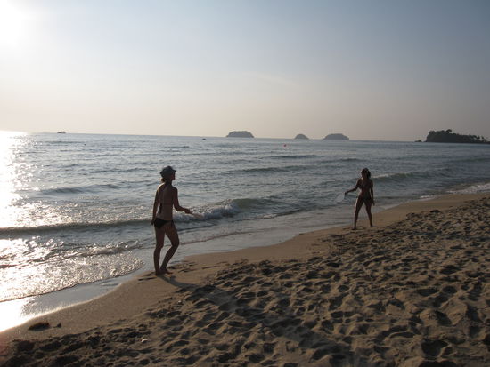 Annette und Moni am Beach Ball spielen