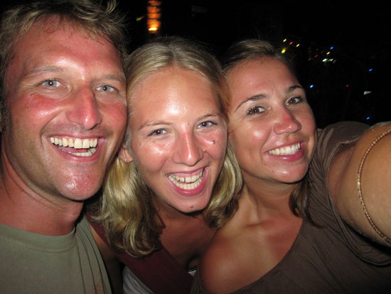 Wir drei Chaoten auf Ko Chang: v.l. der bald nicht mehr verheiratete Englaender, ich und Adriane...irgendwie nen bisschen rot die beiden 