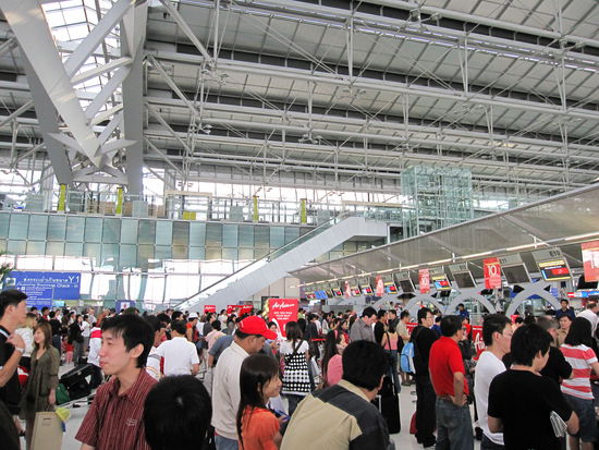 am menschenueberlaufenden Flughafen in Bangkok