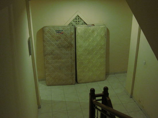 einer meiner ersten Eindruecke im Tanjung Bali in... so kann man seine Matratzen auch aufbewahren, das macht einen besonders schoenen Eindruck bei allen Gaesten 