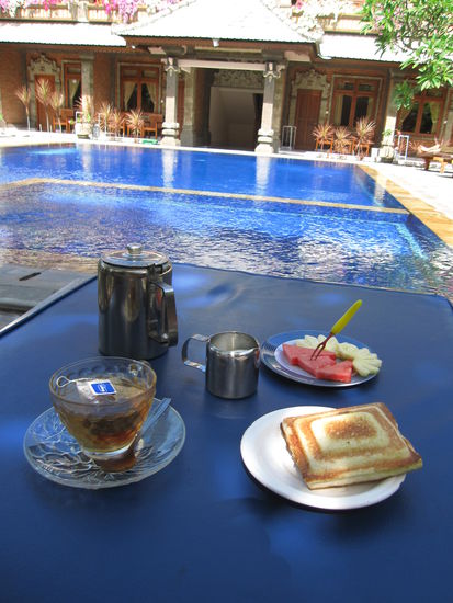 mein Fruehstueck am Pool