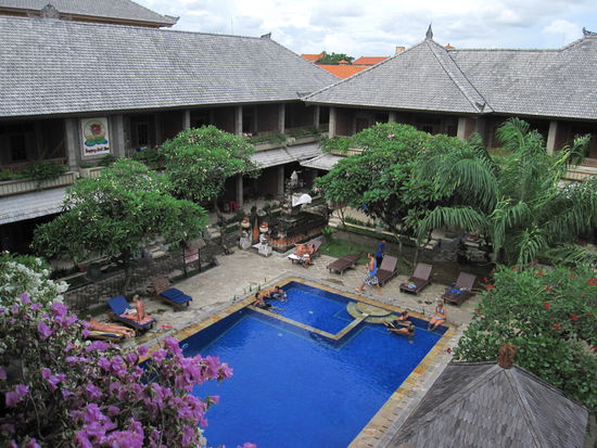 mein Blick aus dem Zimmer auf den Pool