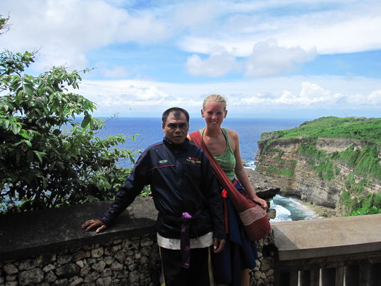 Annette mit ihrem indonesischen Motorbikefahrer