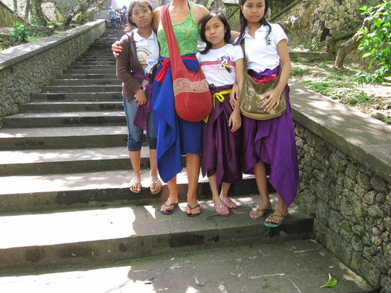 hier hat mein Motorbikefahrer ein Foto von mir und den indonesischen Kindern machen wollen...irgendetwas ist da schief gegangen, oder? - eines meiner Lieblingsfotos 