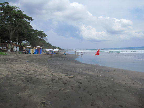 am Strand von Kuta-Legian...auch nicht schoen 
