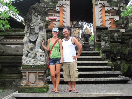 Annette und Jason vor einem Tempel in Ubud