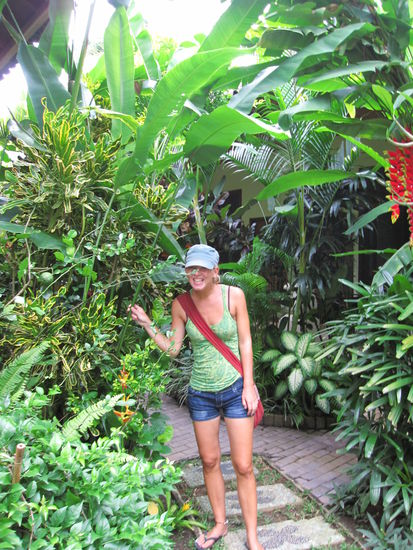 in einem Garten der schoenen Unterkuenfte in Ubud...Mama, dieses Foto haben wir extra fuer Dich gemacht (ich habe dem Jason erzaehlt, dass Du von diesem Garten begeistert waerst) 
