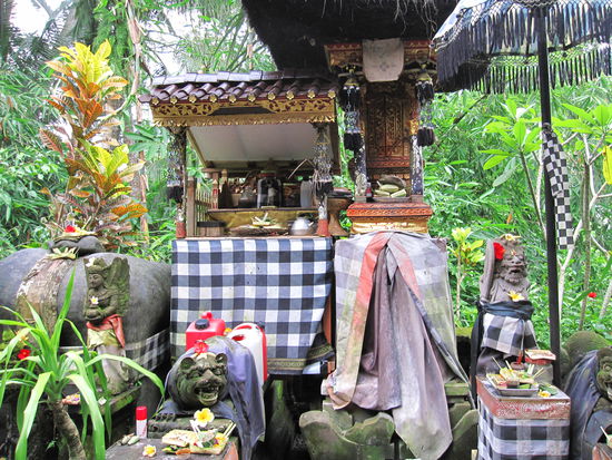 diese kleinen Haus"tempel" sieht man ueberall auf Bali, jede Unterkunft hat mindestens einen davon