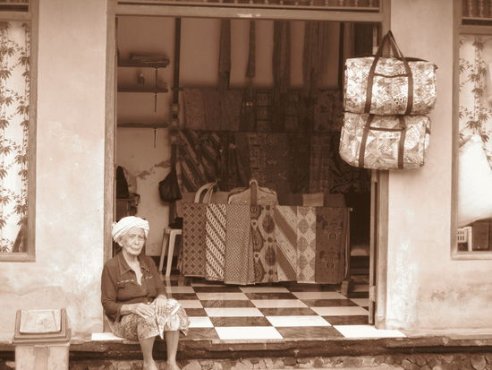 eine alte indonesische Frau vor ihrem Laden