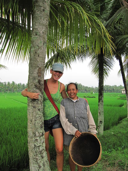 Annette und eine Indonesierin vor den Reisfeldern in Ubud (irgendwie ist sie ein wenig kleiner als ich  )