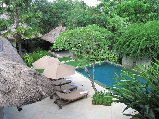 Blick vom Balkon auf den Pool