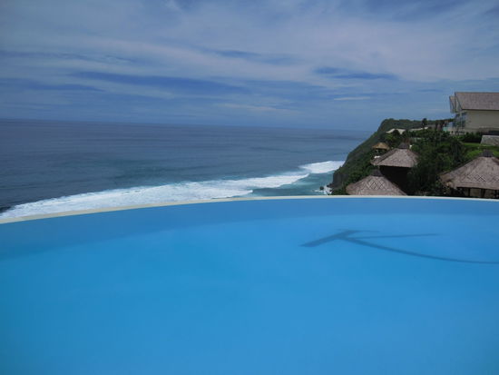 der Pool und der Blick auf das Meer