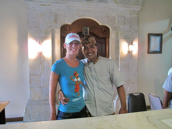 Annette sagt "Tschuess" zum Peninsula Beach Resort und seinen Mitarbeitern  
(der liebe Indonesier mochte mich und hat Jason beneidet  )