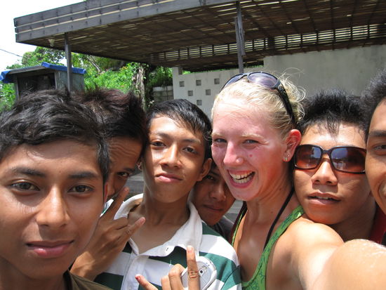 mal wieder eine Fangruppe von Annette - die Jungs wollten unbedingt ein Foto mit mir machen u. da wollte ich natuerlich auch eines mit ihnen machen 