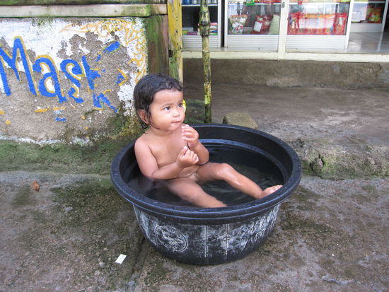suess, ne? Kleines indonesisches Maedchen beim Baden