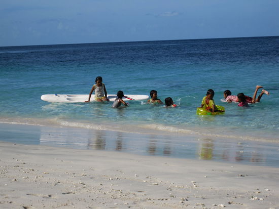 indonesische Kinder am Spielen im Wasser