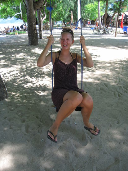 Annette hat Spass beim Schaukeln 