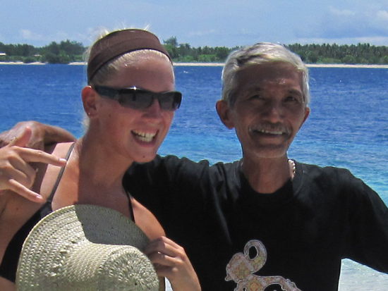 dieser Indonesier wollte unbedingt ein Foto mit uns Maedels machen...also wollte ich natuerlich auch unbedingt ein Foto mit ihm machen
