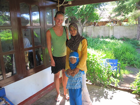 Ich mit einer Lehrerin und einer Schuelerin in der Schule auf Gili Trawangan...die blaue Kleidung und das Kopftuch waren die Schulkleidung auf der Insel (moslemisch). Die Kleinen sahen wirklich total huebsch damit aus.