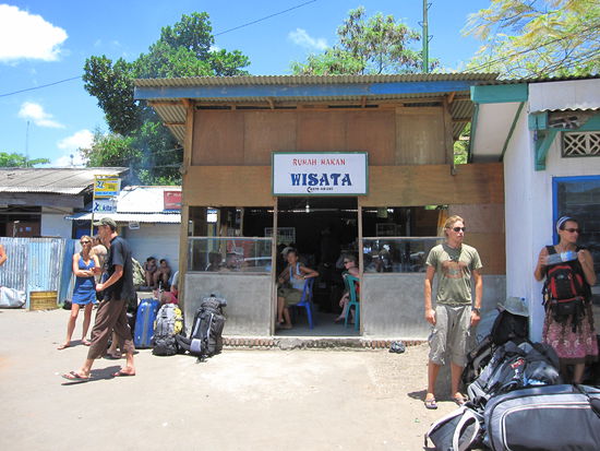 wir warten auf die Faehre von Lombok nach Bali