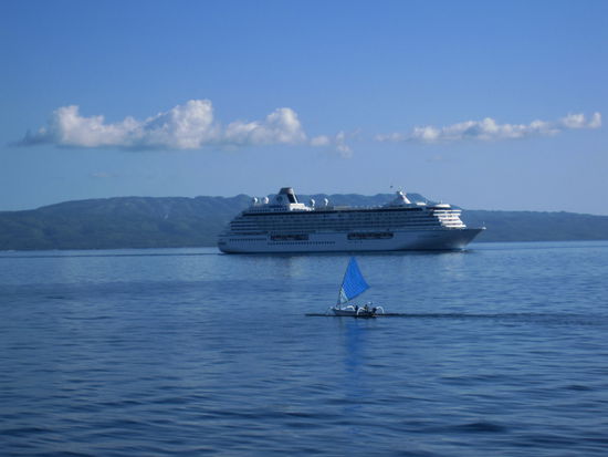 Kreuzfahrtschiff gegen kleines indonesisches Boot...so verschieden kann die Welt sein 