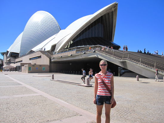 Annette vor dem Opera Haus
