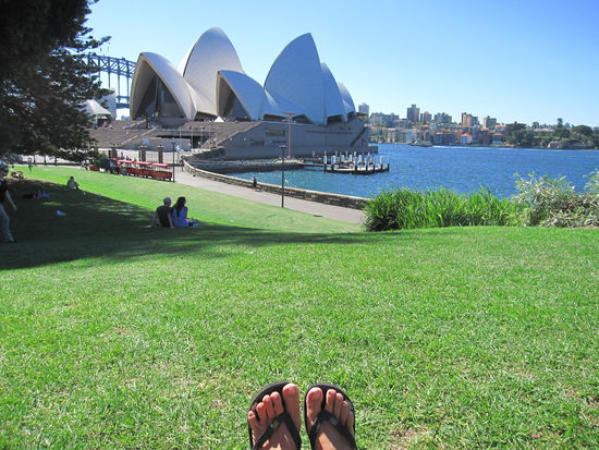 Blick vom Botanischen Garten auf die Oper...und immer schoen zum Beweis, dass ich auch da war: meine Fuesse im Vordergrund 