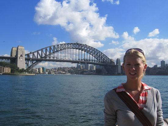 Annette noch einmal vor der Harbour Bridge