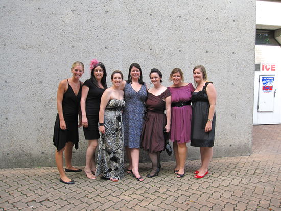 Horse Racing...die Maedels und ich...tja, ich sehe schon irgendwie anders aus als die restlichen Maeusls
