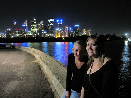 Annette und Jo vor der naechtlichen Kulisse Sydneys