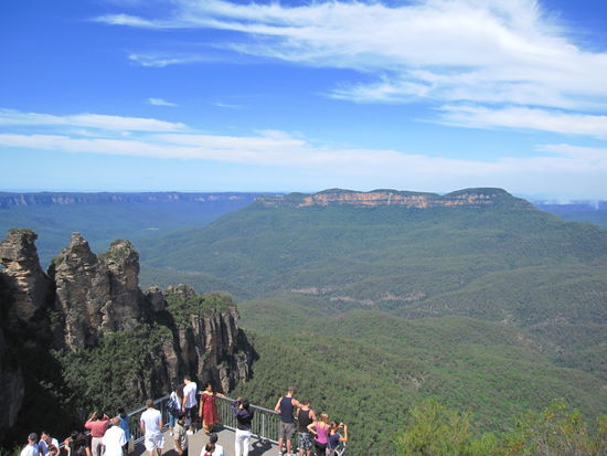 Besichtigungsplattform: die bekannten Three Sister sind links im Bild