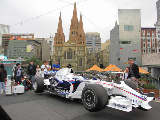 Formel I in Melbourne auf dem Federation Square, im Hintergrund die St. Pauls Cathedral (anglikanisch)