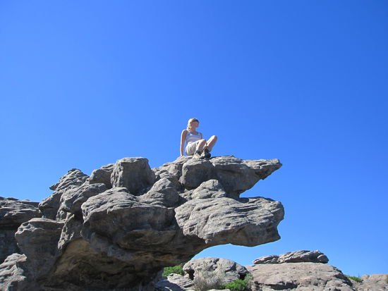 blauer Himmel und Annette geniesst die Aussicht