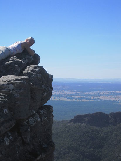 und immer schoen liegen, sonst koennte es gefaehlich werden