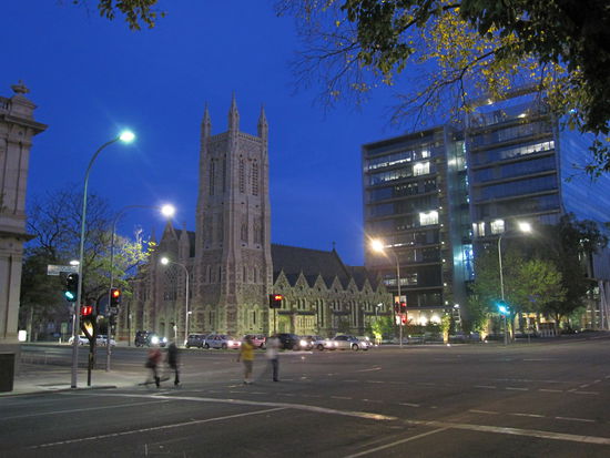 Adelaide at night im Hintergrund St. Francis Xavier Cathedral (anglikanisch)