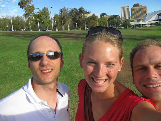 mit meinen zwei Begleitern...der gute Herr rechts im Bild hat mir uebrigens mal dreist an den Hintern gefasst, als dieses Foto entstand...das war das erste Mal, dass mir ein Mann mal richtig negativ aufgefallen ist. Die Deutschen mal wieder!