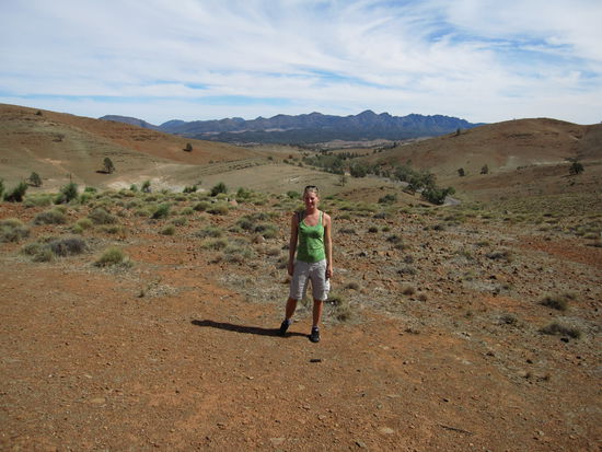Annette in the Wild, ich stehe am Hucks Lookout, im Hintergrund die Flinders Ranges (Wilpena Pound)
