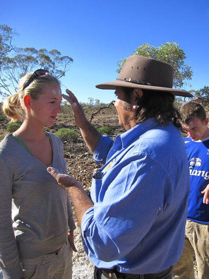 Konzentration, bitte..die weisse "Farbe" wird aufgetragen