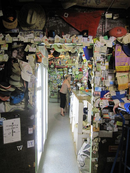 Outbackpub, geschmueckt mit allem, was das Herz begehrt.