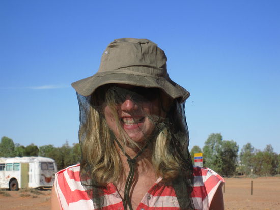 nein, ich wollte kein Massaker anrichten, ich habe mich nur gegen die Fliegen geschuetzt, solch ein Hut ist unerlaesslich im Outback!!!