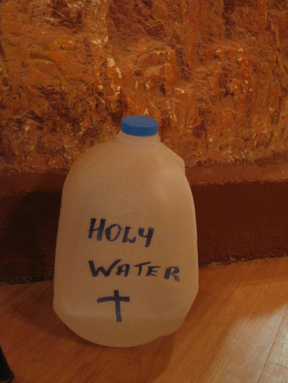 na, so kann man das Weihwasser auch aufbewahren