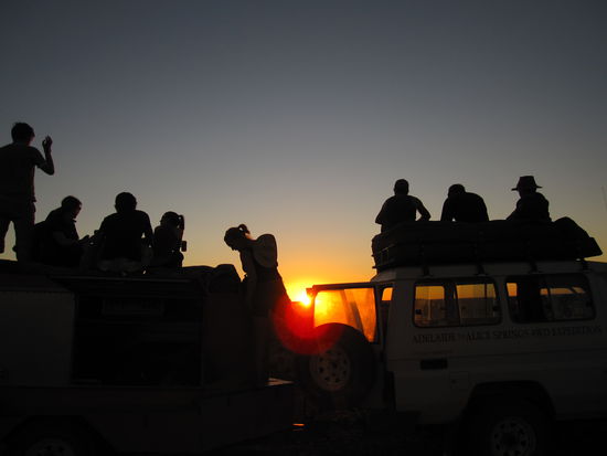 wir schauen uns den Sonnenuntergang an