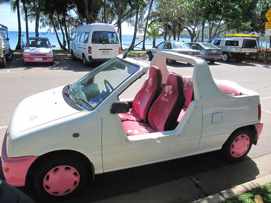 hier gibt es Barbie Autos...ist das nicht klasse?