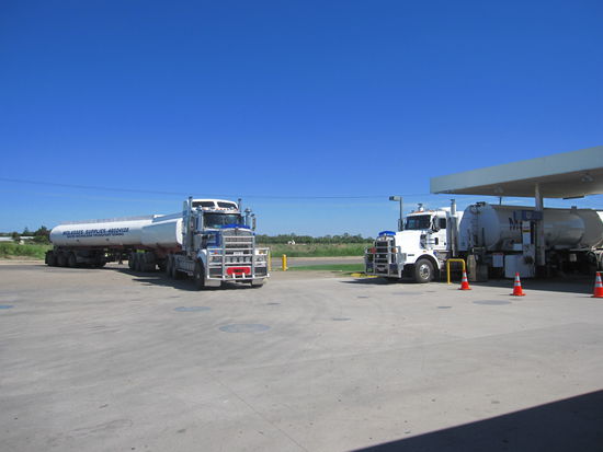 auf der Fahrt nach Airlie Beach &gt; die riesigen Trucks Australiens