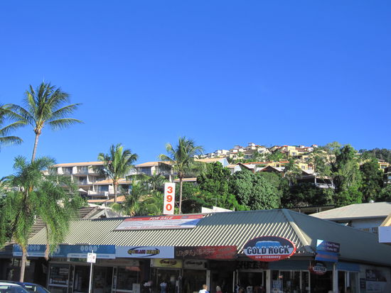 Airlie Beach und seine am Berg gelegenen Haeuser